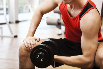 Homem fazendo musculação